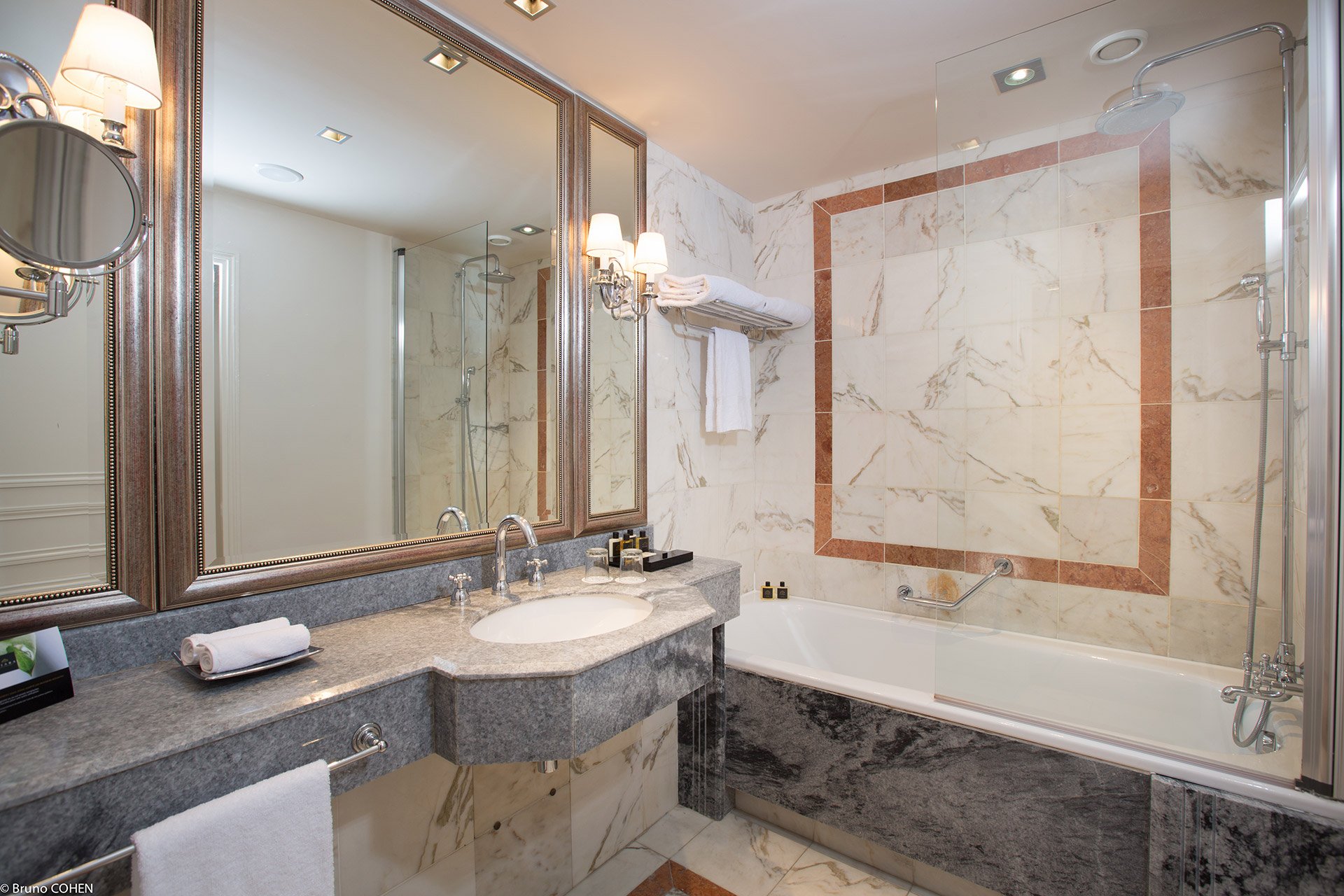 Chateau Hotel Mont Royal Superior Room Bathroom